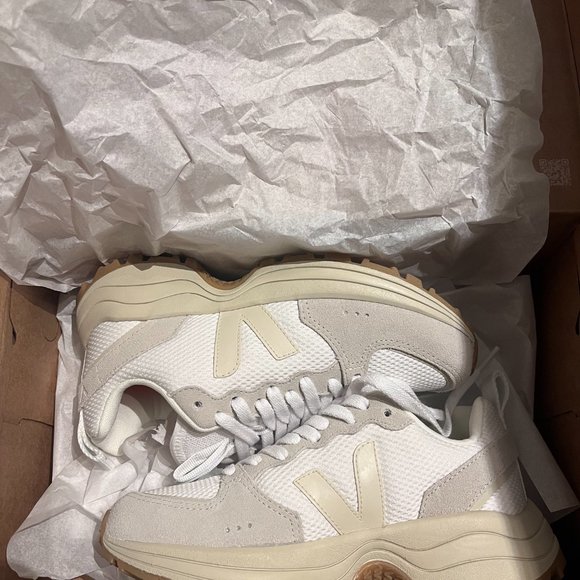 Veja Shoes - Picture 2 of 6